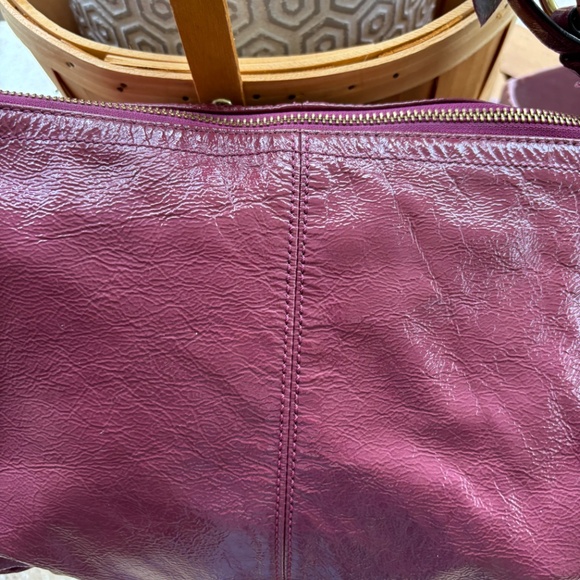 Purple patent leather coach shoulder bag with adjustable strap - Picture 6 of 13